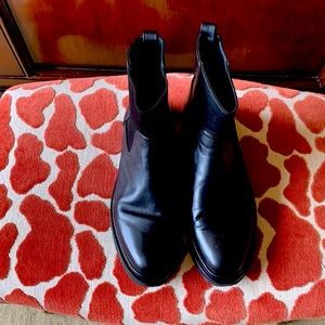 Vince smooth black leather Chelsea’s booot